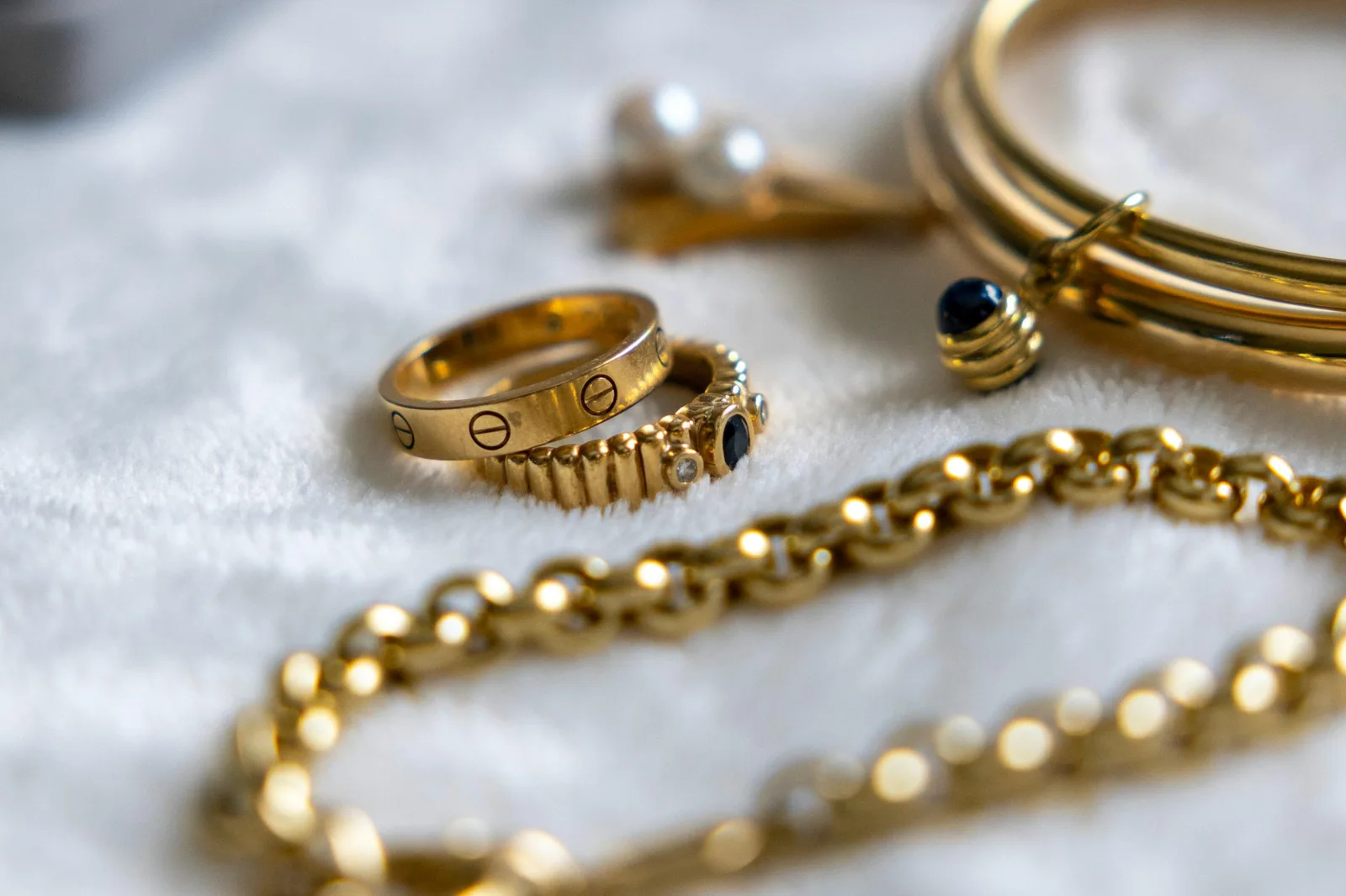 Faut-il porter ses bijoux en or par temps chaud ?