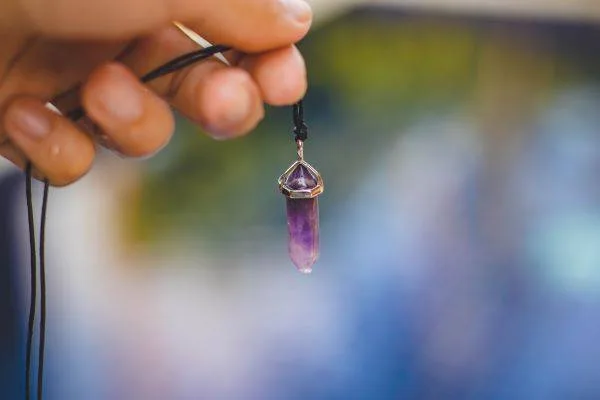 Bijoux astrologiques : élégance céleste dans la mode féminine