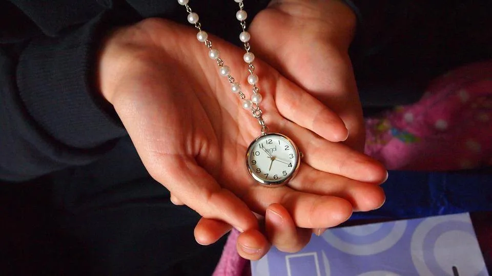 Pourquoi porter son choix vers les montres pendentifs collier ?